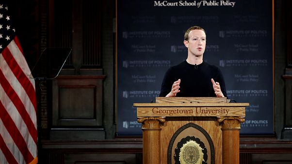 Facebook защищает политическую рекламу Facebook защищает политическую рекламу