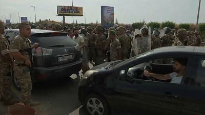 شاهد: محتجون يقطعون الطرقات في مختلف أنحاء لبنان 