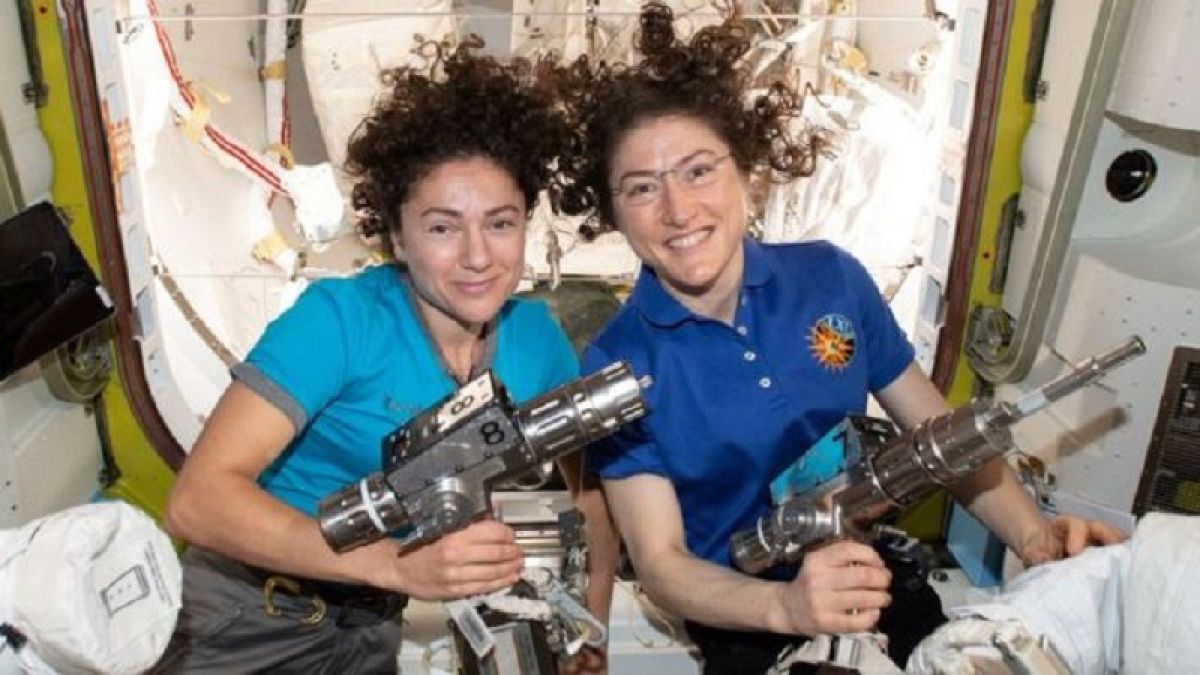 Erstmals zwei Astronautinnen im All-Einsatz