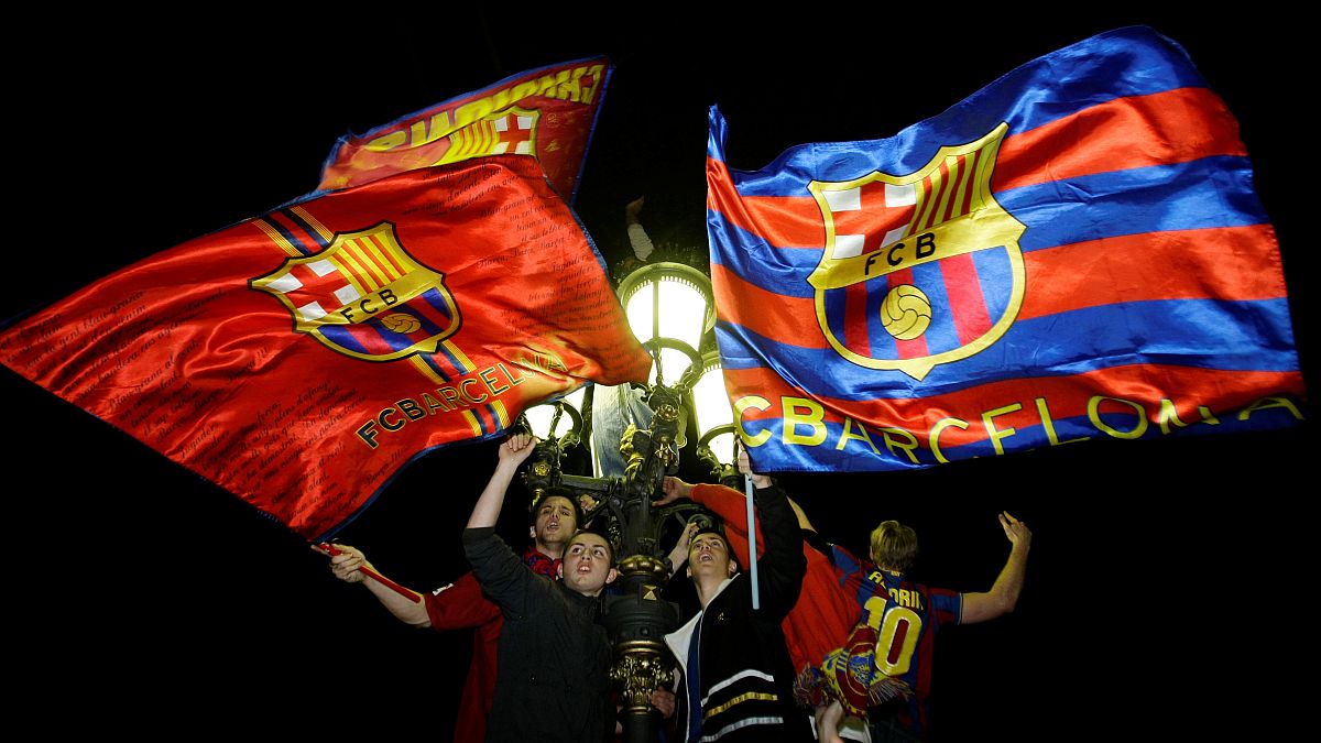 مشجعون لبرشلونة يحتفلون بفوز النادي منذ أسبوعين في كتالونيا 