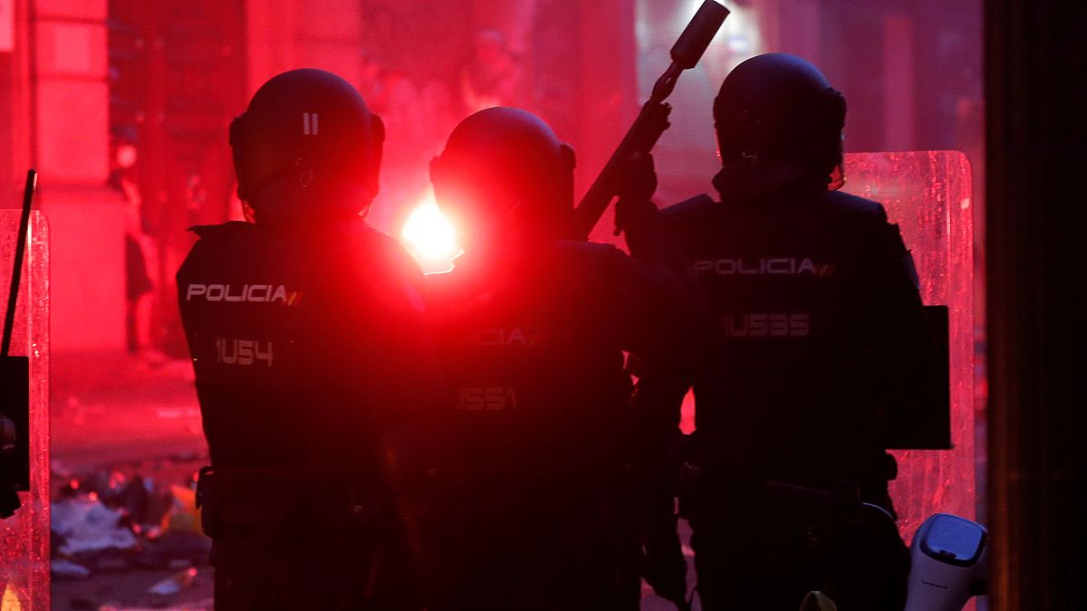 شاهد: غضب في برشلونة ومواجهات عنيفة مع الشرطة