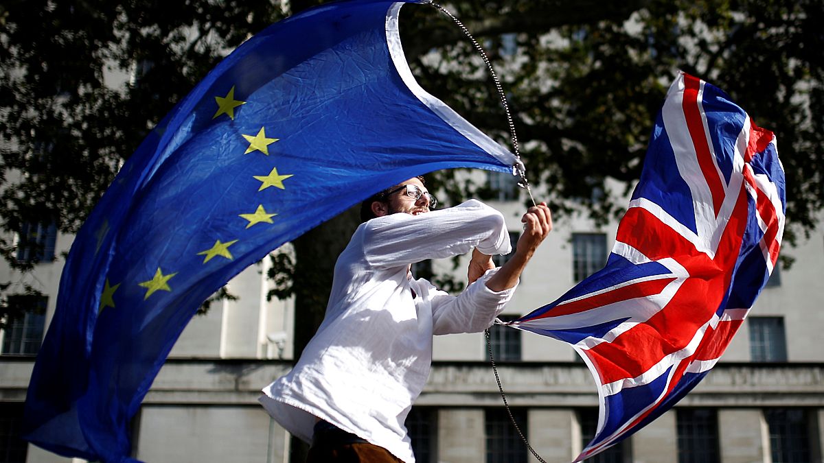 المؤيدون للبقاء في الاتحاد الأوروبي يخرجون في مسيرة في لندن تزامنا مع مناقشة مجلس العموم اتفاق بريكست، 2019/10/19.