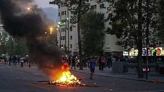 Chili : face à l'augmentation du prix des transports, Santiago s'embrase