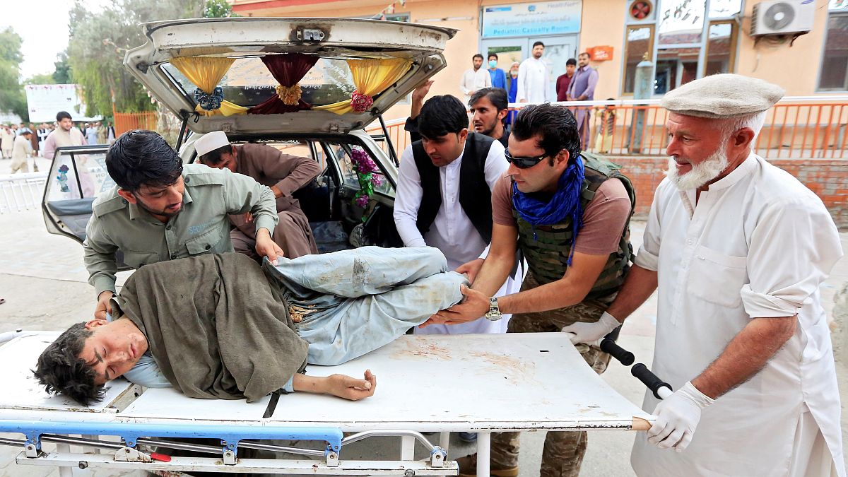 نقل مصاب إلى مستشفى جراء انفجار وقع في مسجد في جلال آباد الأفغانية، 2019/10/18.