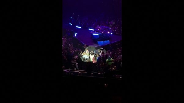 Video: Lady Gaga dans ettiği hayranıyla birlikte sahneden düştü Video: Lady Gaga dans ettiği hayranıyla birlikte sahneden düştü