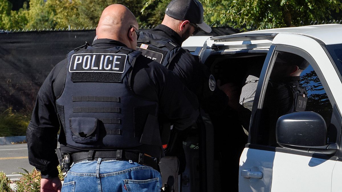 عنصران من شرطة الهجرة والجمارك الأميركية