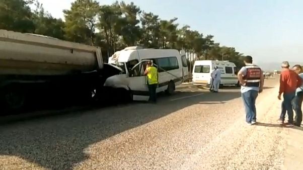 Akkuyu Nükleer Santrali'nde çalışan Rus işçileri taşıyan araç kaza yaptı: En az 2 ölü Akkuyu Nükleer Santrali'nde çalışan Rus işçileri taşıyan araç kaza yaptı: En az 2 ölü