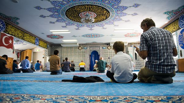 Avusturya'nın Tirol eyaletindeki Innsbruck şehrine bağlı Telfs kasabasında bulunan Eyüp Sultan Camisi Avusturya'nın Tirol eyaletindeki Innsbruck şehrine bağlı Telfs kasabasında bulunan Eyüp Sultan Camisi