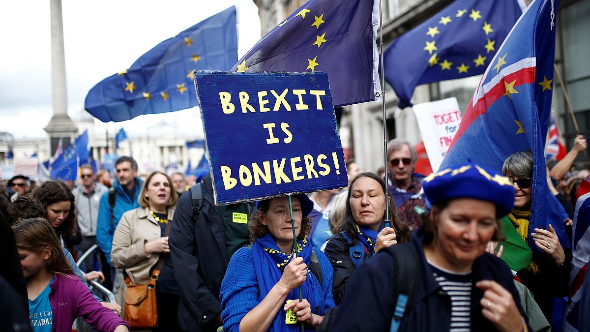 Százezrek vonultak az utcára Londonban egy új brexit-ügyi népszavazást követelve