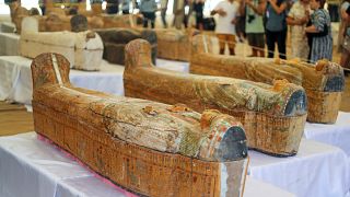 فيديو: كنز أثري كبير يكشف عنه في مصر.. 30 تابوتا فرعونيا خشبيا من القرن العاشر قبل الميلاد