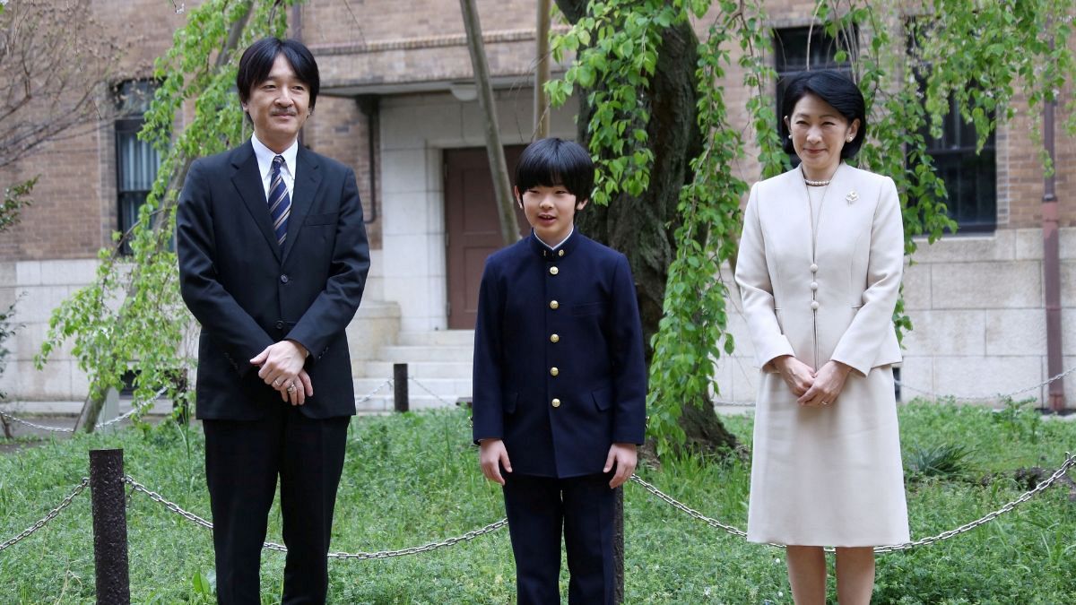 شاهزاده هیساهیتوی آکی‌شینو با پدر و مادرش