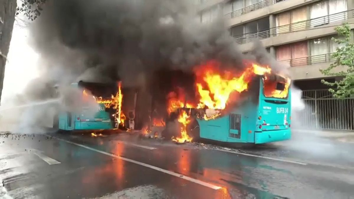 النيران تلتهم حافلتين أثناء احتجاجات عارمة في العاصمة التشيلية سان تياغو  ضد تردي المستوى المعيشي 19-10-2019