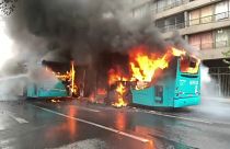 النيران تلتهم حافلتين أثناء احتجاجات عارمة في العاصمة التشيلية سان تياغو  ضد تردي المستوى المعيشي 19-10-2019
