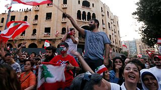 جشن معترضان لبنانی در پی استعفای چهار وزیر و لغو مالیات‌های جدید