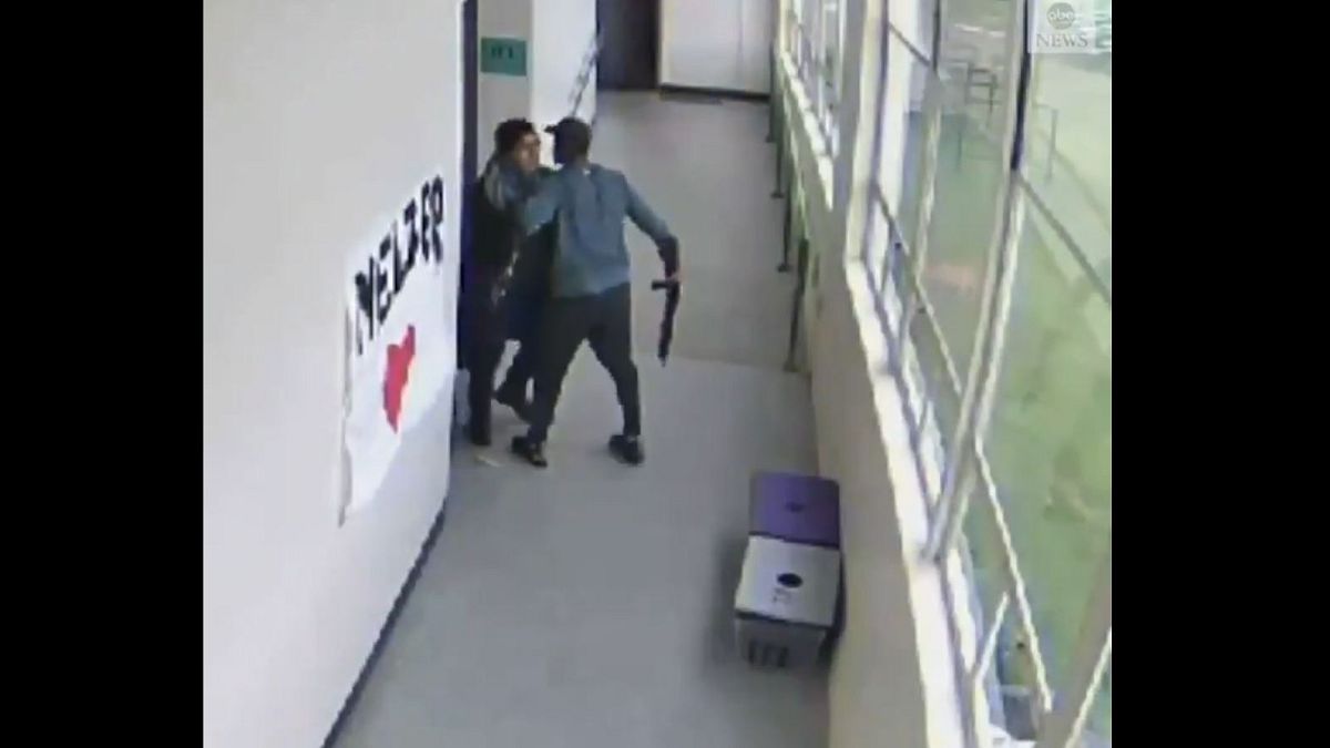Video: Spor hocası okula tüfekle gelen öğrenciyi sarılarak etkisiz hale getirdi