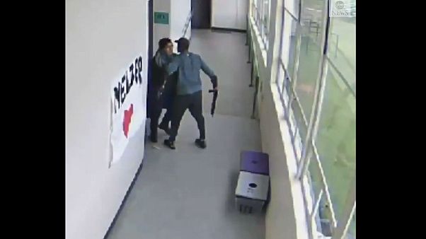Video: Spor hocası okula tüfekle gelen öğrenciyi sarılarak etkisiz hale getirdi Video: Spor hocası okula tüfekle gelen öğrenciyi sarılarak etkisiz hale getirdi