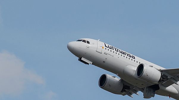 Warnstreiks bei Lufthansa-Töchtern: Etwa 100 Flüge gestrichen Warnstreiks bei Lufthansa-Töchtern: Etwa 100 Flüge gestrichen