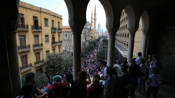 Власти Ливана обещают реформы: на улицах Бейрута сотни тысяч протестующих Власти Ливана обещают реформы: на улицах Бейрута сотни тысяч протестующих