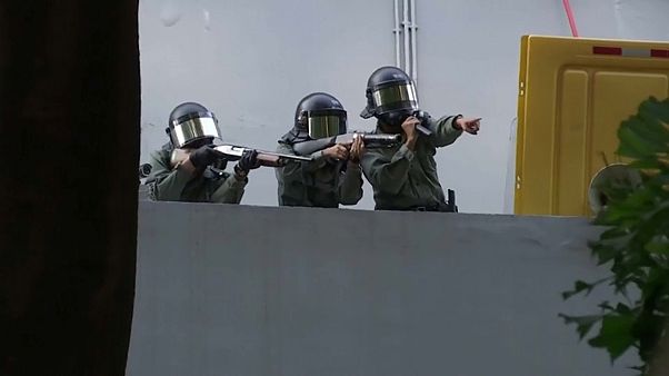 Hong Kong, una nuova domenica di violenza Hong Kong, una nuova domenica di violenza