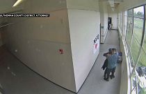 لحظة عناق بين شاب أمريكي مسلح ومدرّب رياضي نجح بسلوكه أن يمنع كارثة حقيقية 17.05.19