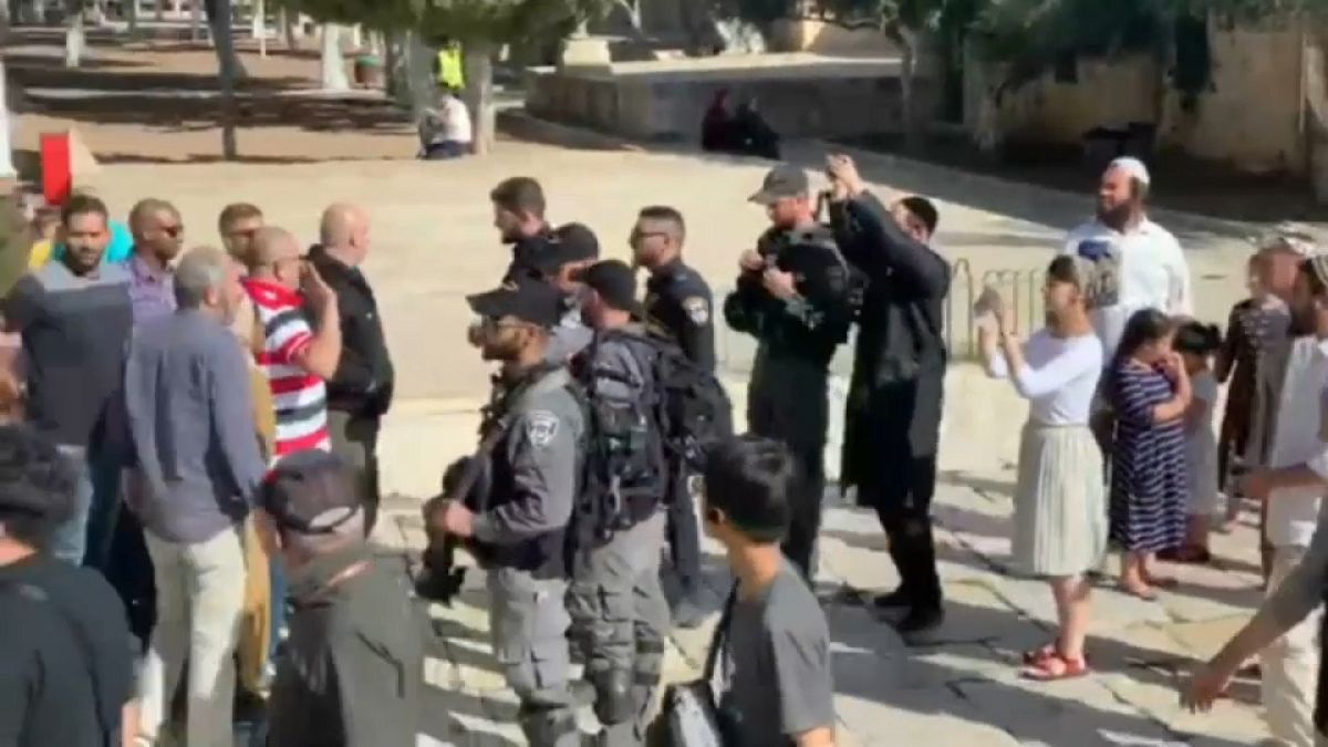 فلسطينيون يجادلون عناصر من القوات الإسرائيلية المرافقة لمستوطنين في باحة المسجد الأقصى - 2019/10/20