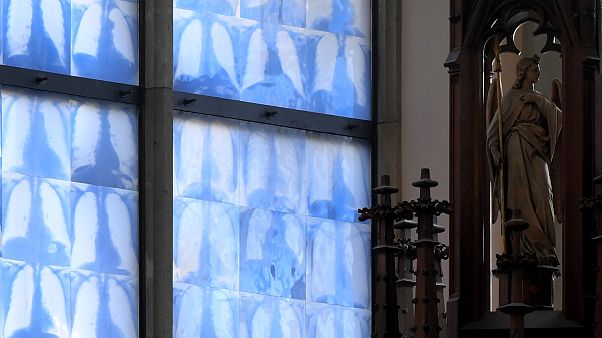 Lungen auf Kirchenfenstern - ein ungew¨öhnlicher Anblick Lungen auf Kirchenfenstern - ein ungew¨öhnlicher Anblick