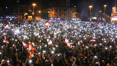 متظاهرون في ساحة عبد الحميد كرامي (ساحة النور) في طرابلس شمال لبنان 