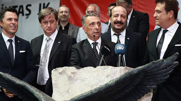 Beşiktaş Kulübünün olağanüstü seçimli genel kurulunda başkanlığa seçilen Ahmet Nur Çebi, teşekkür konuşması yaptı Beşiktaş Kulübünün olağanüstü seçimli genel kurulunda başkanlığa seçilen Ahmet Nur Çebi, teşekkür konuşması yaptı