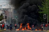 Többen bennégtek a chilei tüntetők által felgyújtott boltban