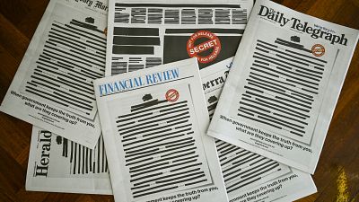 Los periódicos de Australia tachan sus portadas para protestar contra la censura