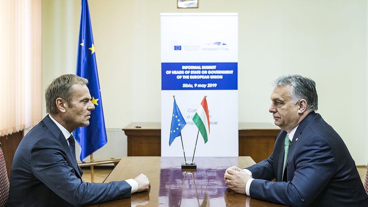 Orbán Viktor magyar miniszterelnök és Donald Tusk, az Európai Tanács elnöke nagyszebeni találkozójukon az Európai Unió rendkívüli csúcstalálkozójának napján, 2019. május 9-én.