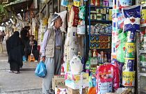 مواطن كردي عراقي أمام أحد المحلات التجارية في مدينة السليمانية في كردستان العراق 21.10.2019