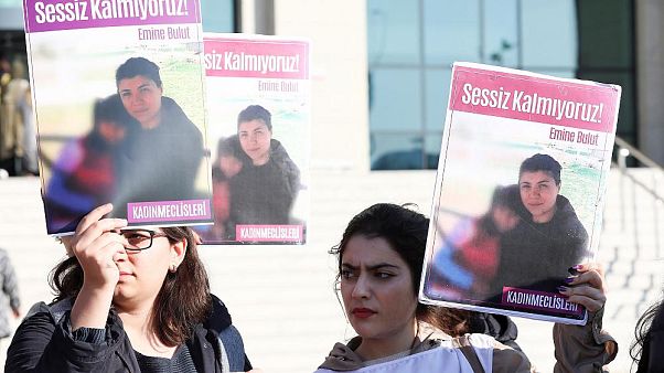 Kırıkkale'de eski eşi Emine Bulut'u 10 yaşındaki kızının yanında boğazından bıçaklayarak öldüren Fedai Varan, ikinci kez hakim karşısına çıktı. Kırıkkale'de eski eşi Emine Bulut'u 10 yaşındaki kızının yanında boğazından bıçaklayarak öldüren Fedai Varan, ikinci kez hakim karşısına çıktı.
