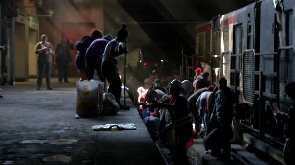 Cientos de personas se reúnen en Santiago de Chile para limpiar el metro tras las revueltas Cientos de personas se reúnen en Santiago de Chile para limpiar el metro tras las revueltas