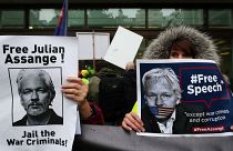 آسانژ سرگشته و معترض به «بی‌عدالتی» در اولین جلسه دادگاه حاضر شد