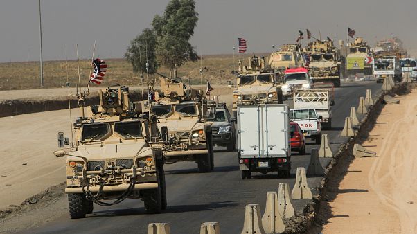 Suriyeli Kürtler Irak'a giden ABD konvoyunu taşladı: Bize ihanet ettiniz, lanetleneceksiniz Suriyeli Kürtler Irak'a giden ABD konvoyunu taşladı: Bize ihanet ettiniz, lanetleneceksiniz