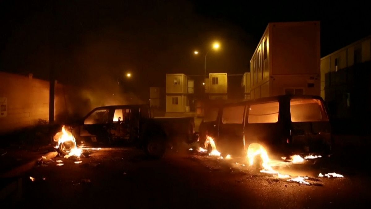 Malta: sommossa in un campo migranti, edifici e auto in fiamme