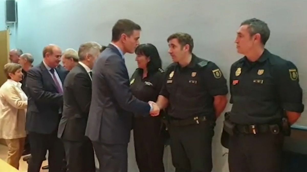 Sánchez dankt Polizisten und wird ausgebuht