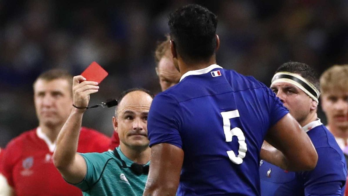 L'arbitre sud-africain Jaco Peyper brandissant un carton rouge pour signifier au Français Sébastien Vahaamahina son expulsion. Tokyo, le 20 octobre 2019 