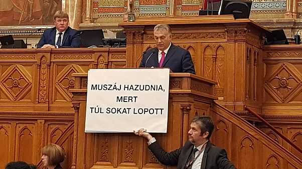Botránnyal indult a parlament Botránnyal indult a parlament