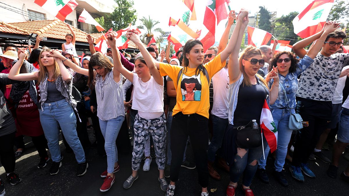 متظاهرات لبنانيات خلال مسيرة أمس الأحد