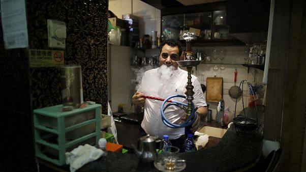 Suudi Arabistan'da nargile servis eden restoranlarda faturaya yüzde 100 vergi Suudi Arabistan'da nargile servis eden restoranlarda faturaya yüzde 100 vergi