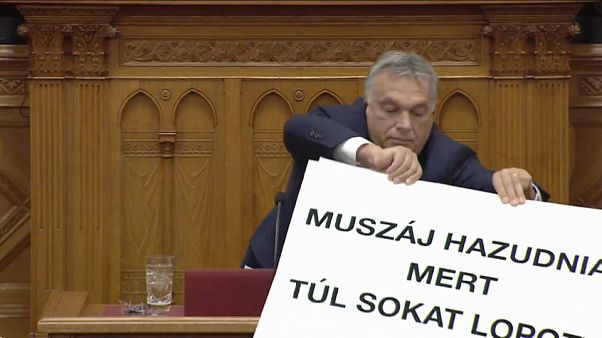 Trifulca en el Parlamento húngaro con Orbán como protagonista Trifulca en el Parlamento húngaro con Orbán como protagonista