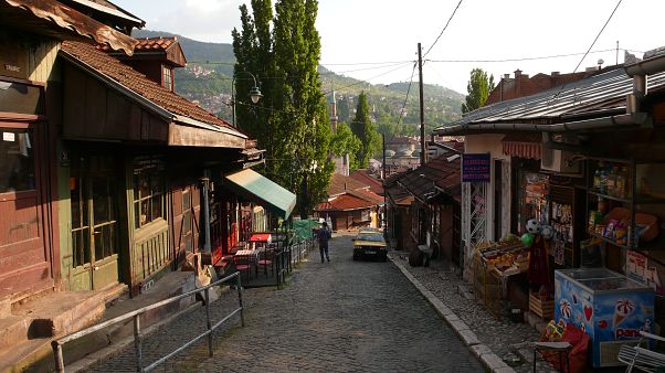 Bosna Hersek'in başkenti Saraybosna'da bulunan eski bir sokak Bosna Hersek'in başkenti Saraybosna'da bulunan eski bir sokak