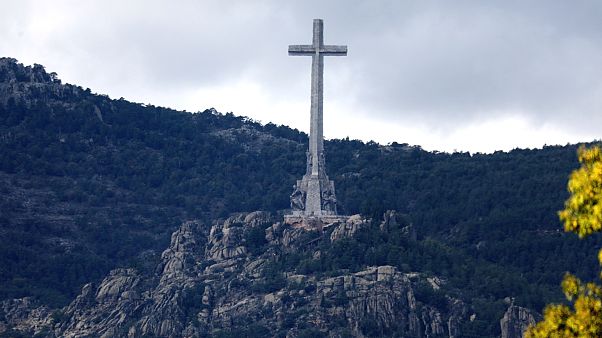 Eski İspanya diktatörü Franco'nun kabri helikopterle aile mezarlığına taşınacak Eski İspanya diktatörü Franco'nun kabri helikopterle aile mezarlığına taşınacak