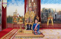 بسبب "عدم الولاء" ملك تايلاند يُجرد رفيقته من جميع الألقاب والرتب