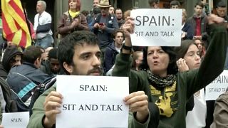 "España, siéntate y negocia", exigen los independentistas en Cataluña