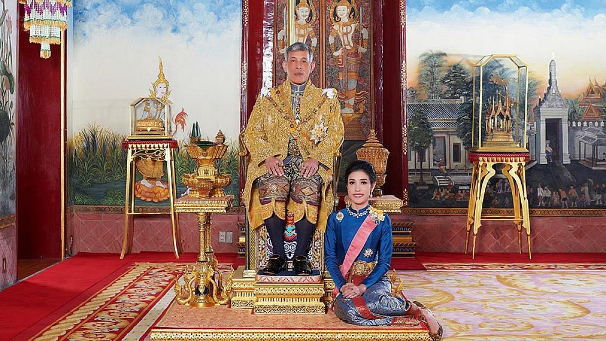 پادشاه تایلند دوست‌ دخترش را به دلیل سرکشی از عنوان‌های سلطنتی محروم کرد