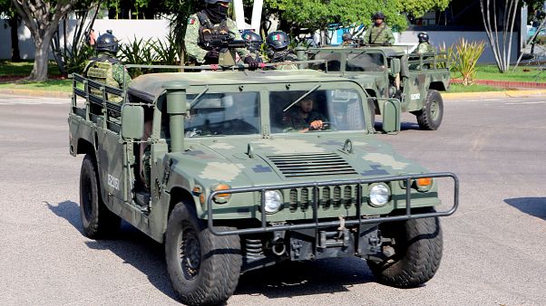 Meksika Ordusu El Chapo'nun uyuşturucu çetesini durdurmak için 400 askerlik özel kuvvet gönderdi Meksika Ordusu El Chapo'nun uyuşturucu çetesini durdurmak için 400 askerlik özel kuvvet gönderdi