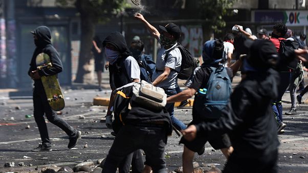 Şili Devlet Başkanı Pinera'dan ülkedeki protestolara "yeni toplum sözleşmesi" vaadi Şili Devlet Başkanı Pinera'dan ülkedeki protestolara "yeni toplum sözleşmesi" vaadi